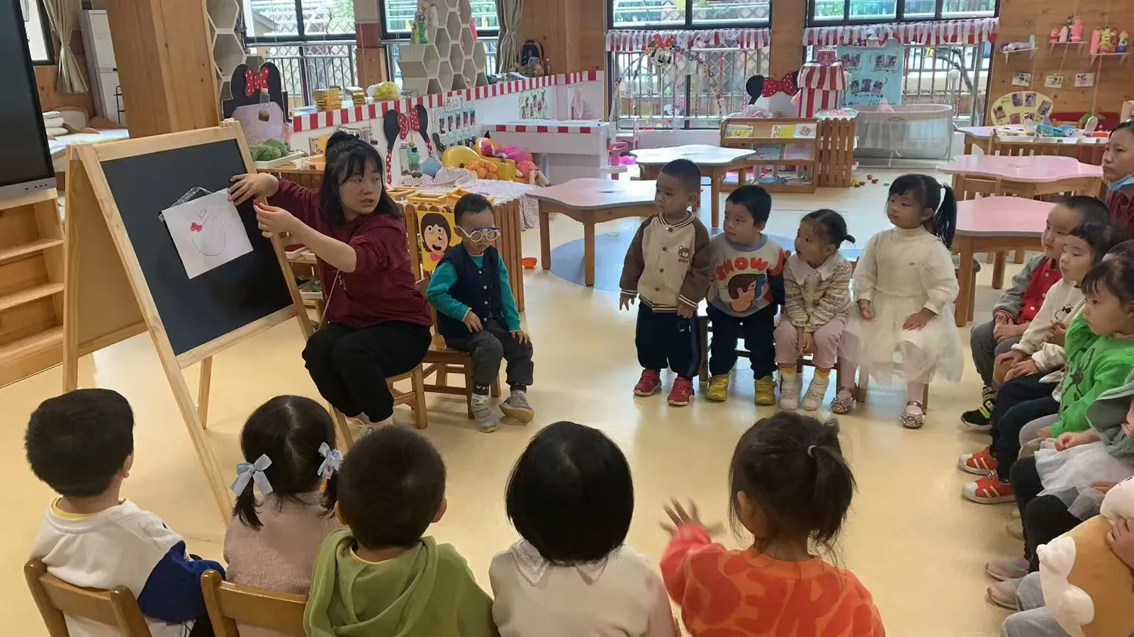 老师带着派派和小朋友们围坐上课