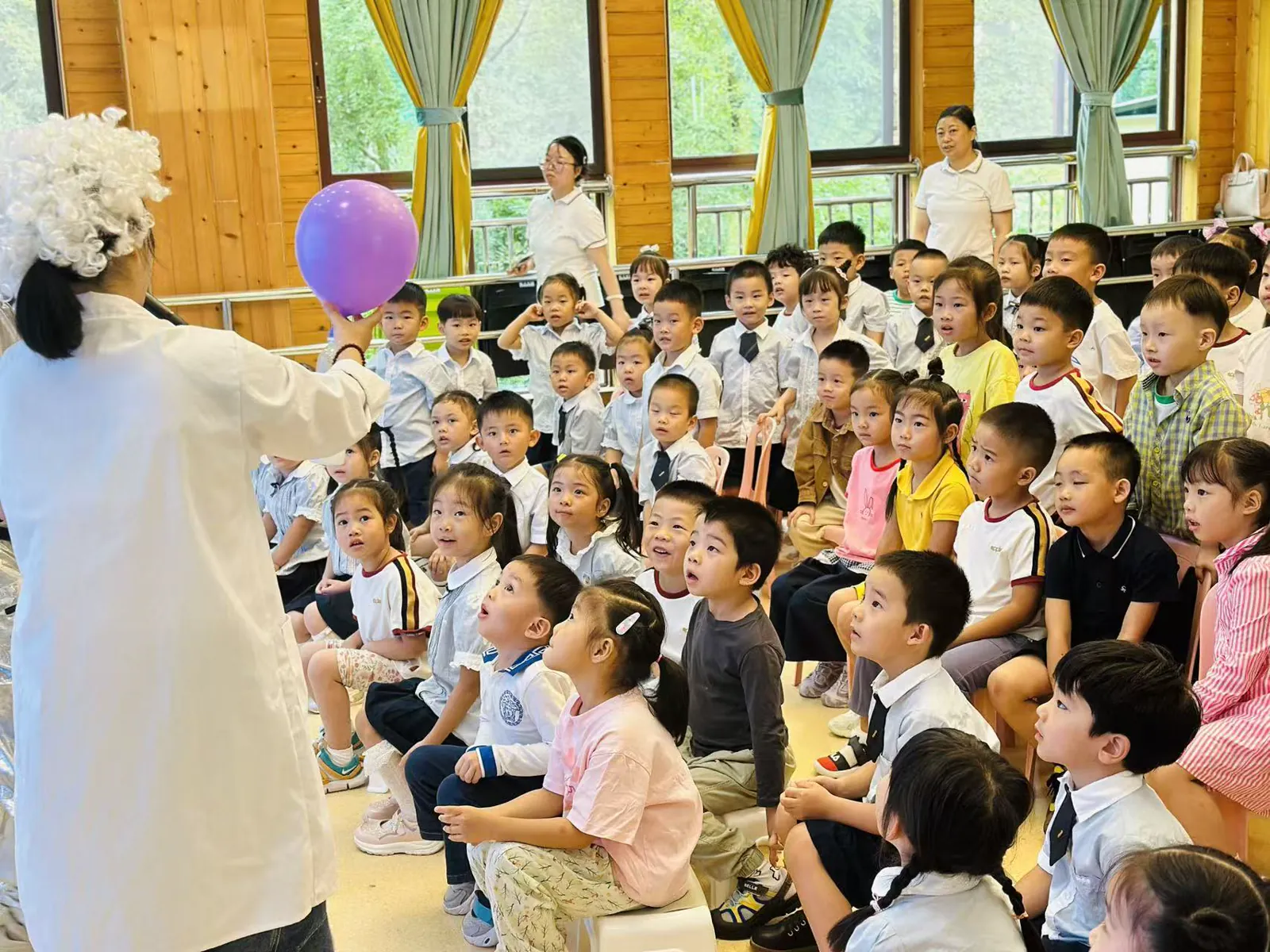 派派和同学们观看老师进行科学实验