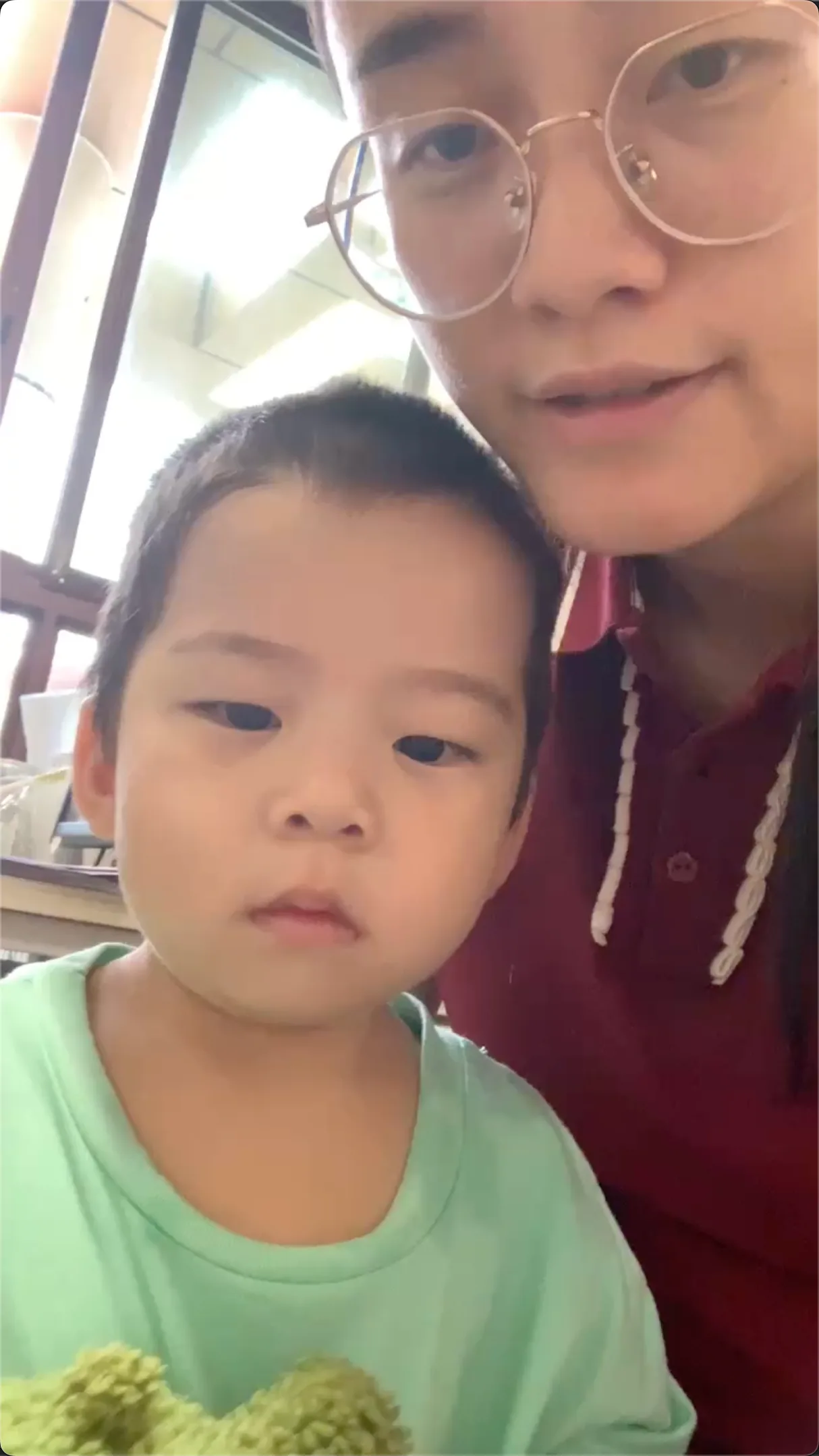 派派抱着富贵儿，在老师身边开心大笑